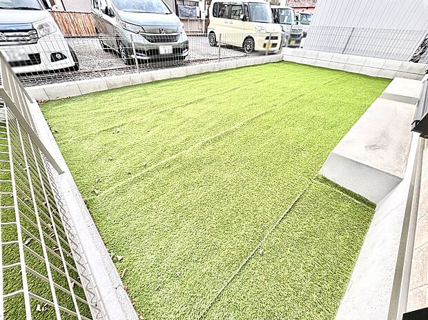 ガーデニングや家庭菜園も楽しめるお庭付き。