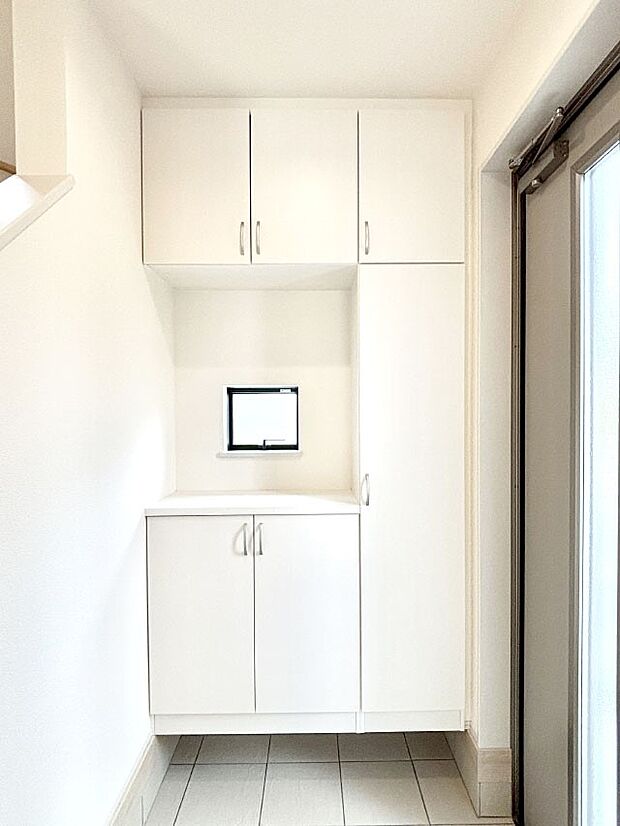 たっぷり収納できるシューズボックスで家族全員の靴も、玄関すっきり。