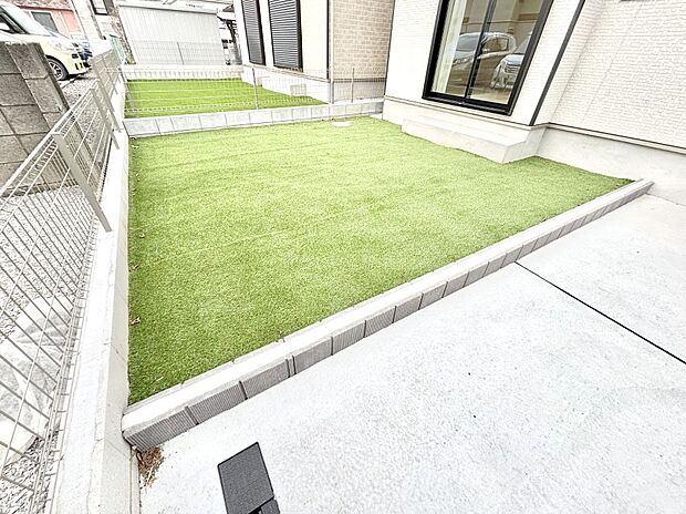 ガーデニングや家庭菜園も楽しめるお庭付き。