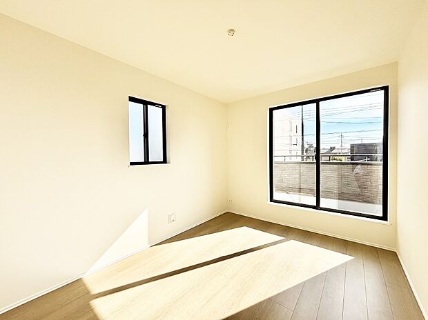 明るいバルコニーサイドに洋室を設置。目覚めの良い寝室に。 