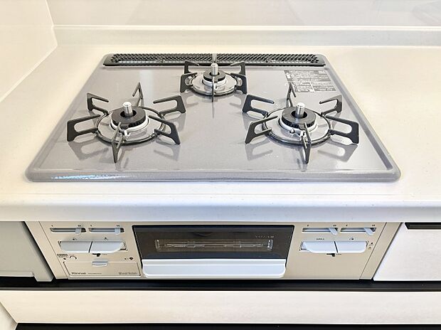 ガスコンロはＳｉセンサー搭載。火力調節や焦げ付き・消し忘れも防いでくれます。