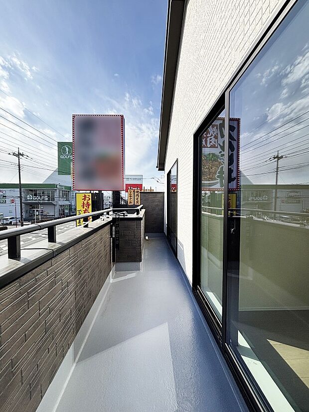 暖かな陽光が降り注ぐバルコニーはお洗濯におすすめ。爽やかな風も心地よいです。 