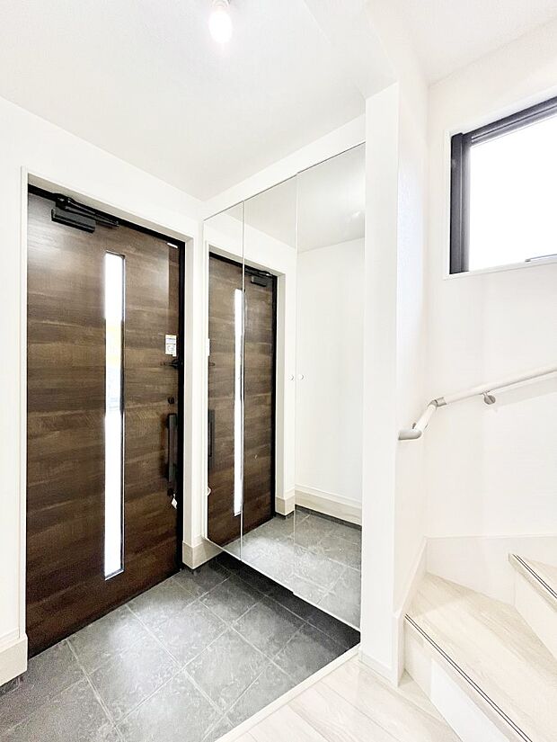 ガラススリットの入った玄関ドアが室内に光を届けてくれます