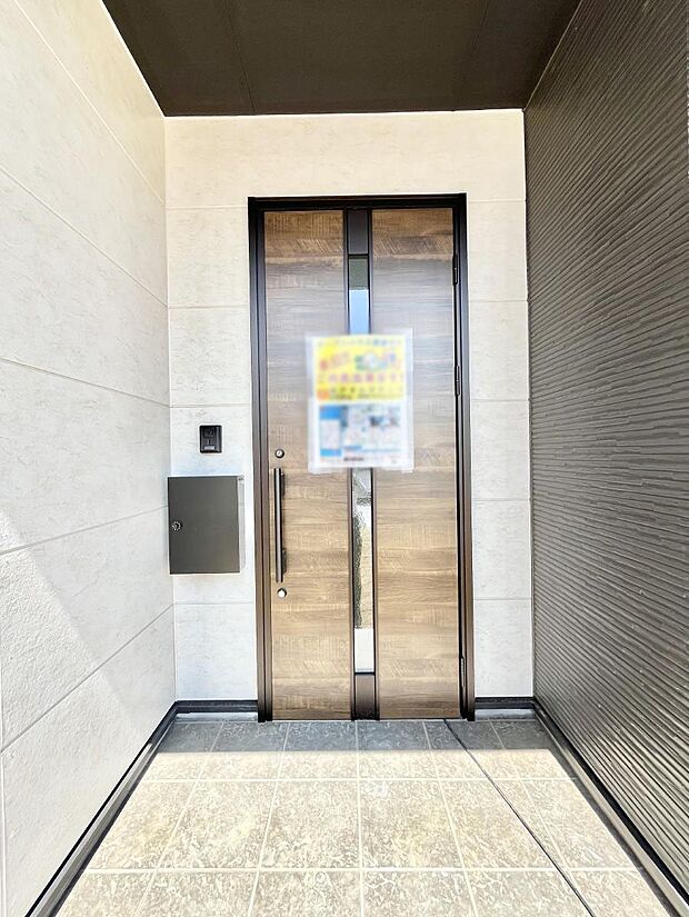 大切な家族、来客を出迎える玄関。