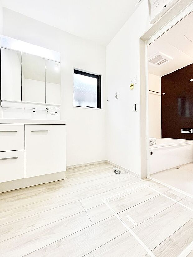 清潔感ある洗面化粧室で朝の身支度も快適