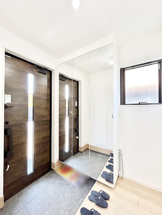 ガラススリットの入った玄関ドアが室内に光を届けてくれます