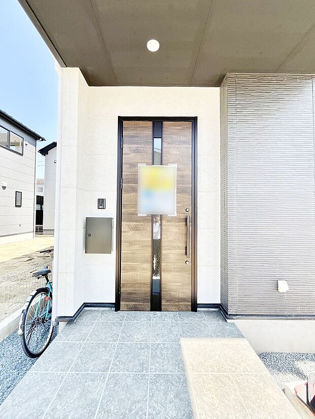 玄関前は雨が降っても濡れにくい屋根付き