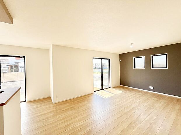 大きな窓からたっぷりの陽光と風を感じられるリビング