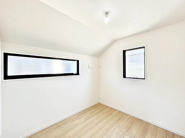 窓からのやさしい光が心地よいプライベートルーム