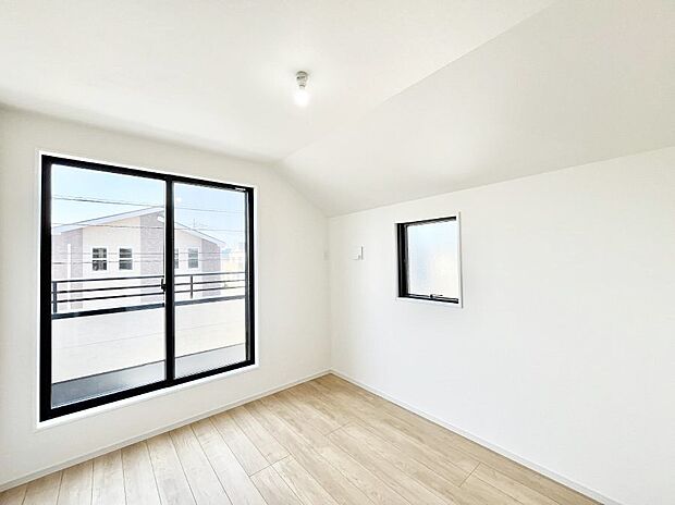 バルコニーが開放感をプラスしてくれる洋室