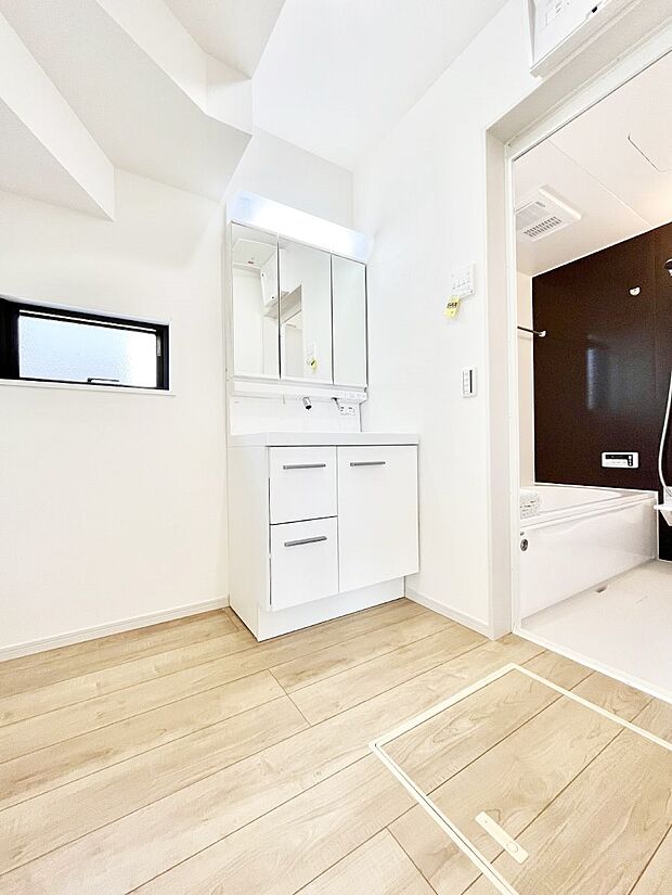 清潔感ある洗面化粧室で朝の身支度も快適