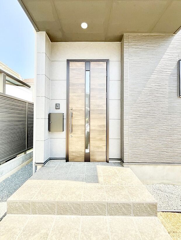 玄関前は雨が降っても濡れにくい屋根付き