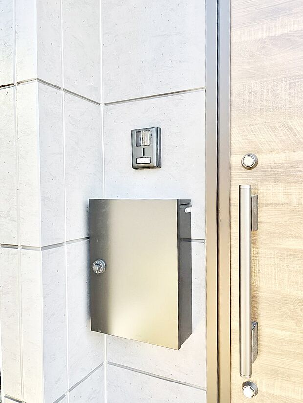 シンプルなデザインのポスト