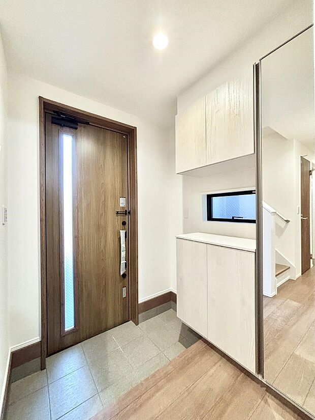 ガラススリットの入った玄関ドアが室内に光を届けてくれます