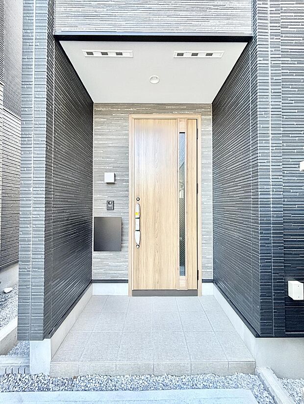 大切な家族、来客を出迎える玄関。