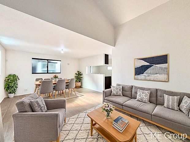 ご家族の賑やかな話し声で包まれる明るいリビング ※家具はCGです