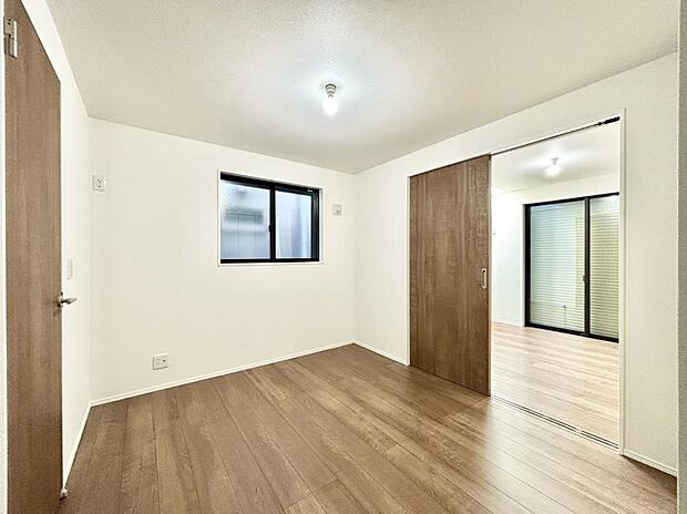 リビング横の洋室は引き戸を開ければリビングと一体に。閉じれば独立した洋室に。