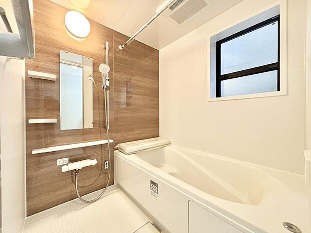 落ち着いた色合いの壁面、ゆっくりゆったり寛げるバスルーム。