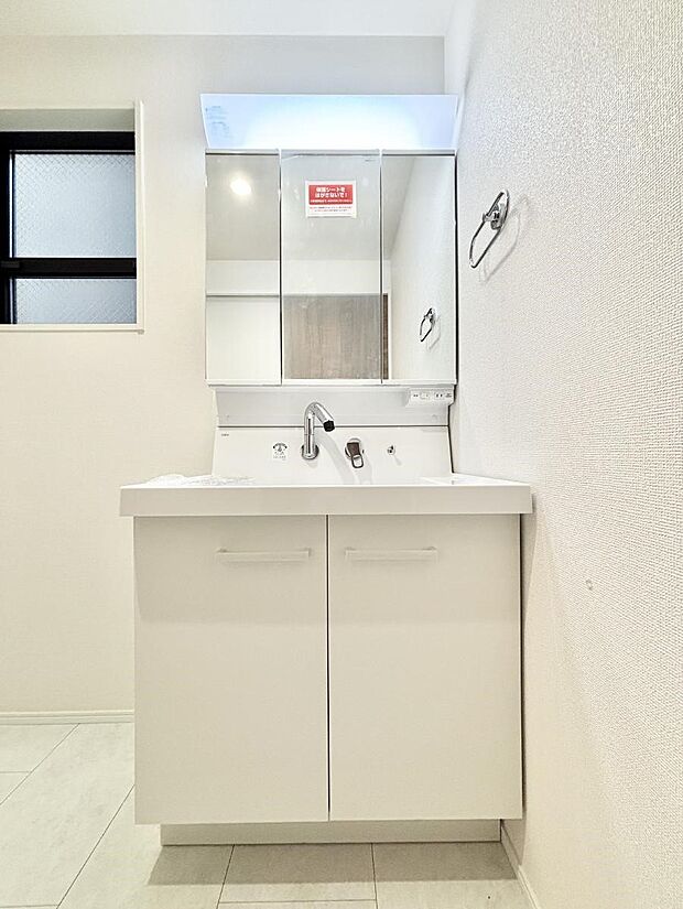 大きく見やすい三面鏡で清潔感ある洗面台は、身だしなみチェックや肌のお手入れにおすすめです。