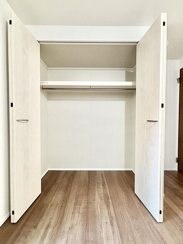 洋室のクローゼット。奥行きがあるので厚手の衣類もすっきり収まります。