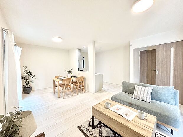 ご家族の賑やかな話し声で包まれる明るいリビング