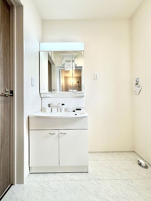 大きく見やすい三面鏡で清潔感ある洗面台は、身だしなみチェックや肌のお手入れにおすすめです。