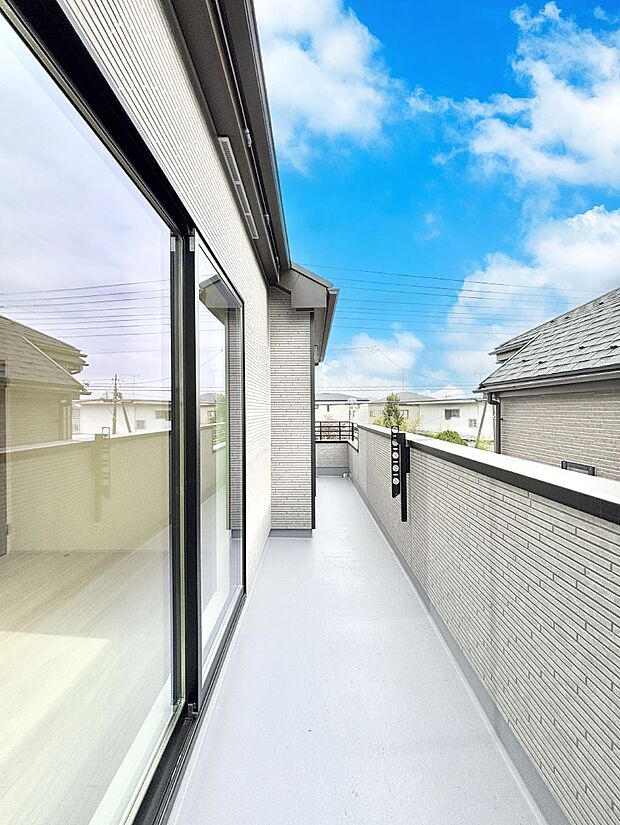 南向きのバルコニー!ご家族の洗濯物はもちろん、お布団もたっぷり干せます!