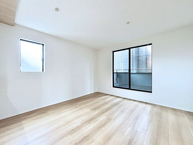 明るい陽光が注ぎ、寛ぎの雰囲気に満たされるリビング・ダイニング。