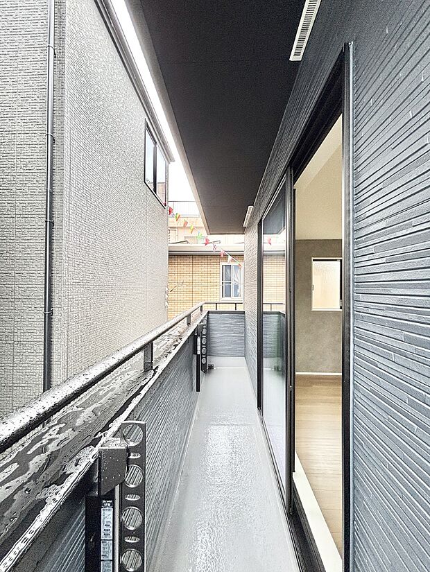 ゆったりバルコニーだから沢山お洗濯ものを干せます。