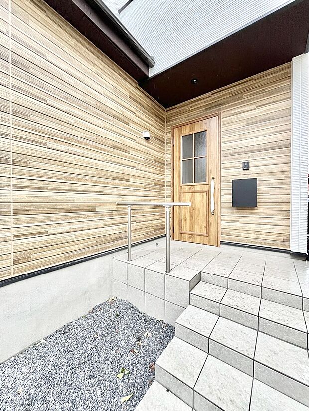 大切な家族、来客を出迎える玄関。