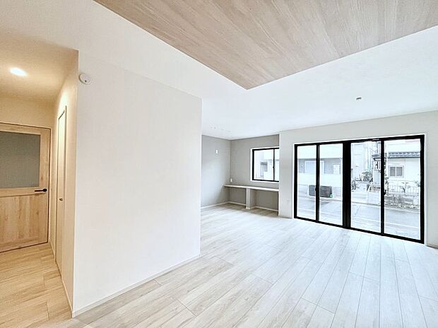 お子様の宿題やパソコンなどのデスクワークにも便利なスタディカウンター付のLDK