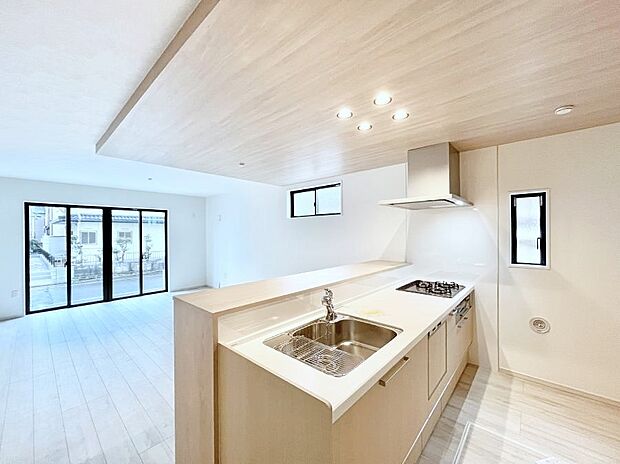 リビングで遊ぶお子様を見守りながらお料理ができる対面キッチン。