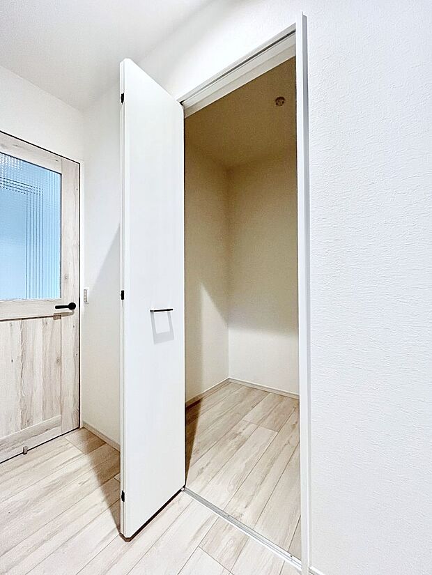 リビング横には家族みんなの共有物を収納するのに便利なファミリークローク