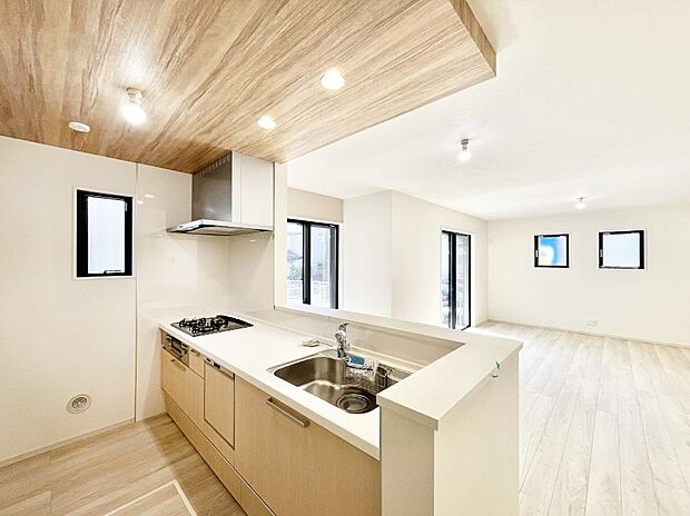 料理をしながらでもご家族との会話を楽しめる対面キッチン