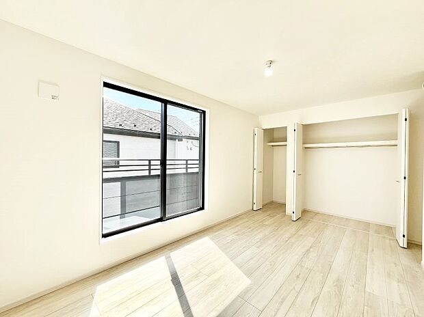 バルコニーが開放感をプラスしてくれる洋室  