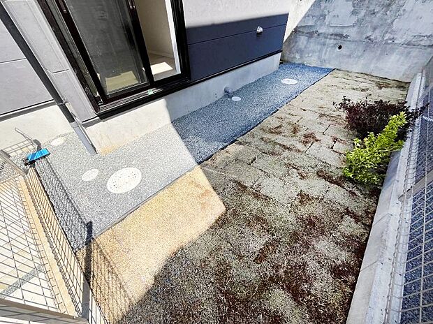 住まいに明るい光と開放感を演出してくれる庭スペース付き！