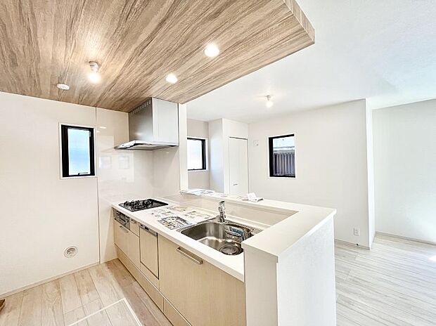 料理をしながらでもご家族との会話を楽しめる対面キッチン