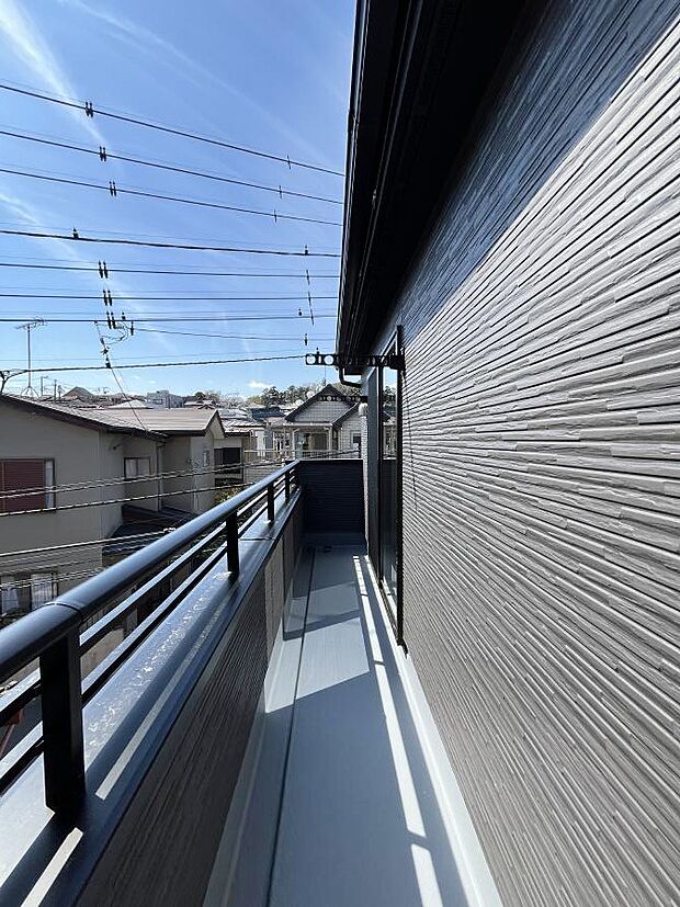 暖かな陽光が降り注ぐバルコニーはお洗濯におすすめ。爽やかな風も心地よいです。