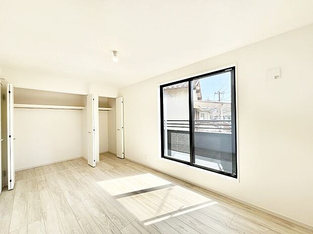 バルコニーが開放感をプラスしてくれる洋室