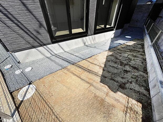 住まいに明るい光と開放感を演出してくれる庭スペース付き!