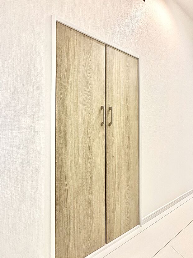 廊下収納。掃除道具や季節の小物を収納することができます。