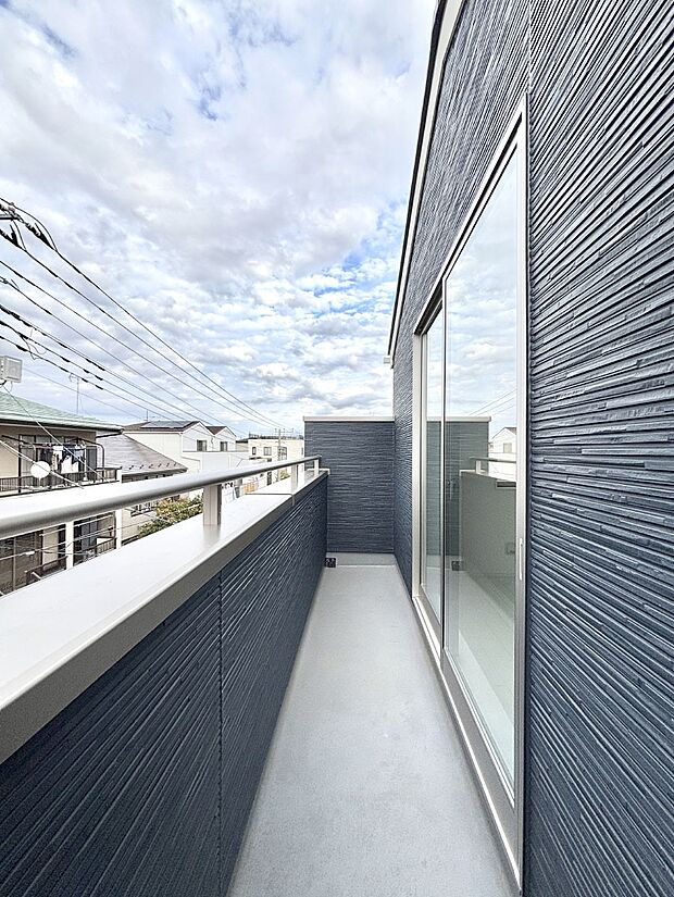 暖かな陽光が降り注ぐバルコニーはお洗濯におすすめ。爽やかな風も心地よいです。