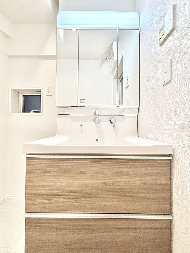 大きく見やすい三面鏡で清潔感ある洗面台は、身だしなみチェックや肌のお手入れにおすすめです。 