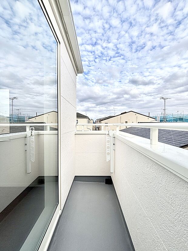 南向きのバルコニー!ご家族の洗濯物はもちろん、お布団もたっぷり干せます!