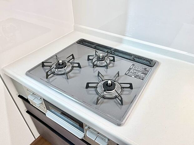 ガスコンロはSiセンサー搭載。火力調節や焦げ付き・消し忘れも防いでくれます。