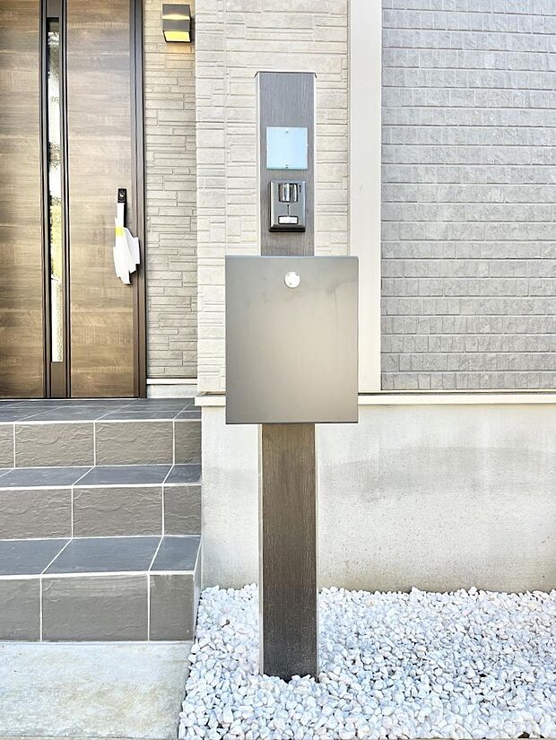 表札・インターホン・ポストをひとつに集約。エントランスになじむシンプルデザイン。