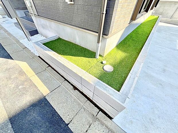 ちょっとしたスペースを設けることによって敷地にゆとりが生まれます