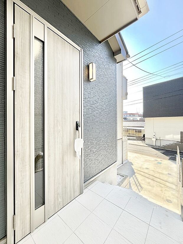 大切な家族、来客を出迎える玄関。