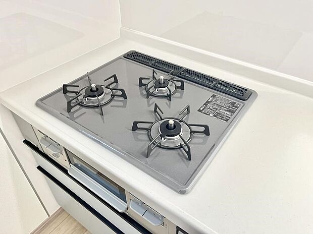 ガスコンロはSiセンサー搭載。火力調節や焦げ付き・消し忘れも防いでくれます。