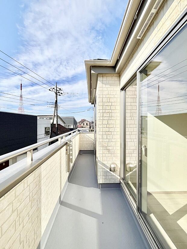 暖かな陽光が降り注ぐバルコニーはお洗濯におすすめ。爽やかな風も心地よいです。